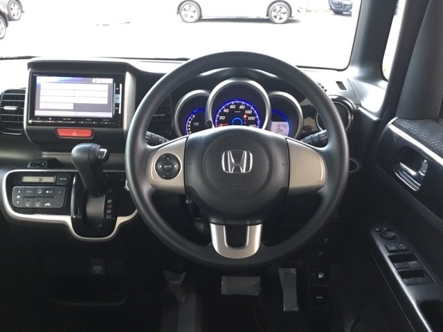 立体的で見やすい3眼メーター