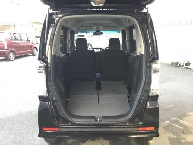リアシートを前に倒せば荷室容量倍増！天井高・低床設計なので、自転車や重たい荷物も積み込みやすいですよ。