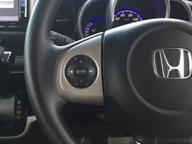 ステアリング左手側にオーディオ関連のコントロールスイッチを配置しています。操作時は視線を逸らすことなく運転に集中できます。