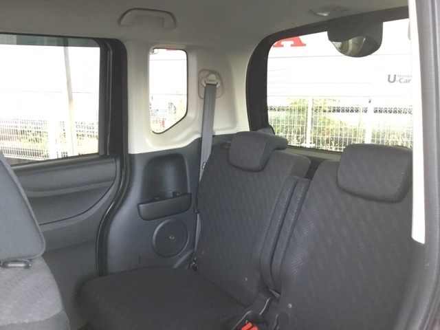 ホンダ独自の技術、センタータンクレイアウトにより、軽自動車とは思えない室内空間です。