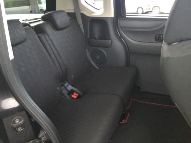 スライドドアなら狭い駐車場でもドアをぶつける心配がありません。ステップが低く乗り降りもしやすいです。