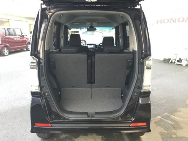 後席を倒さなくても、ゆとりある荷室。