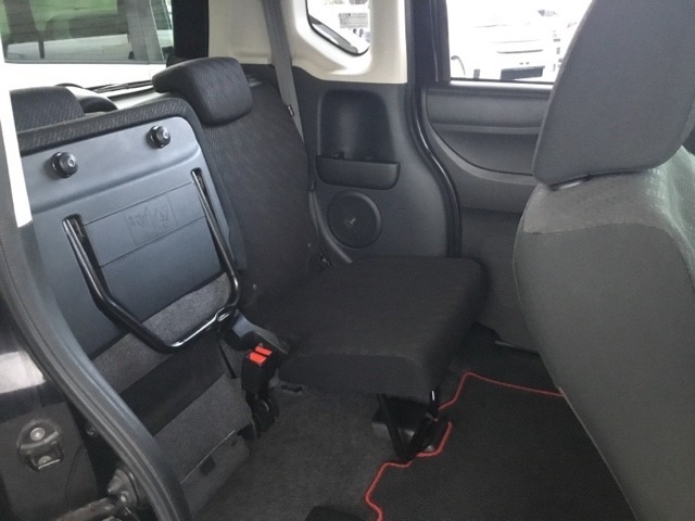 後席の座面をはね上げれば、ベビーカー等も積み込めます。