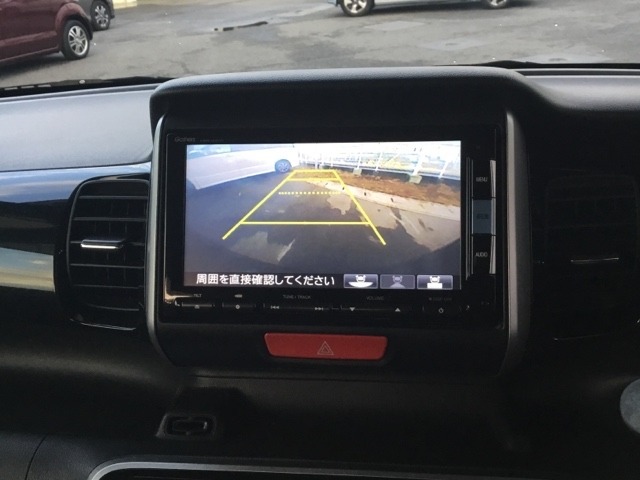 バックモニター付きで、車庫入れやバック時の後方確認をサポート。