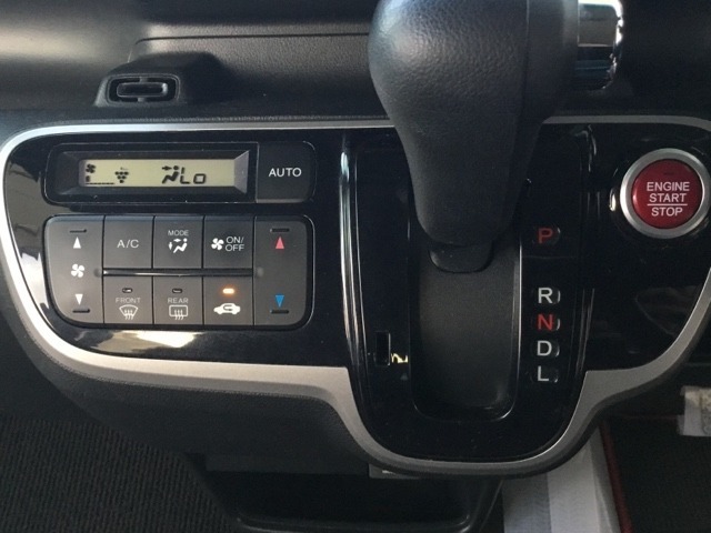 フルオートエアコンは希望の温度設定で風の温度も風量も自動調整で年中快適です。