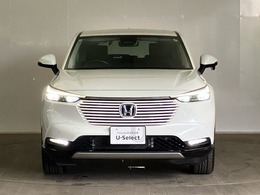 LEDヘッドライトを点灯させた画像です。従来のハロゲンヘッドランプと比べ、省電力、長寿命、大光量のヘッドライトです。より遠くまで明るく照らし、夜間や降雨時などの走行安全性に寄与いたします。