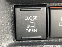 【両側パワースライドドア】スマートキーや運転席のスイッチで後席両側スライドドアの開閉が可能♪電動だから力を入れてドアを開ける必要が無く、小さなお子様でも簡単に開け閉めでき快適です♪