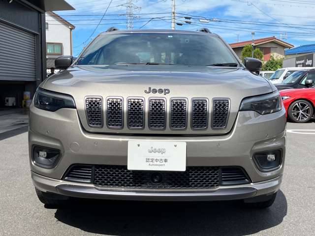 「どこにでも行ける。何でもできる。」Jeepに息づく自由の精神はその素晴らしい性能で、Jeepだから辿り着ける未知なる世界へ誘い心と身体を開放します。