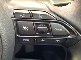 【レーダークルーズコントロール】高速道路での長距離走行が楽に！！自動で速度を保つクルーズコントロールが、衝突軽減システムと連携し、前方の車両を感知して車間を保つように速度調節してくれます！！