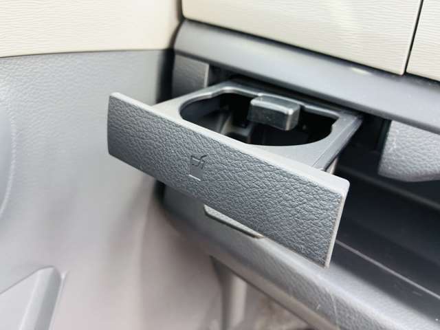 全車内外装クリーニング済み★気になる内装もピカピカです♪当社自慢のキレイさを、ぜひご覧ください。さらには、納車前にも清掃を行い、ボディーには撥水コーティングを施工してのお渡しです【ゴールドパック】