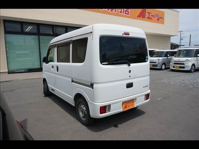 当店では、車輌を展示する前に商品化という、ある程度の内装・外装の清掃を致します。納車の際は外装・内装を隅々まで徹底的に清掃させて頂き、ご納車させて頂いております。