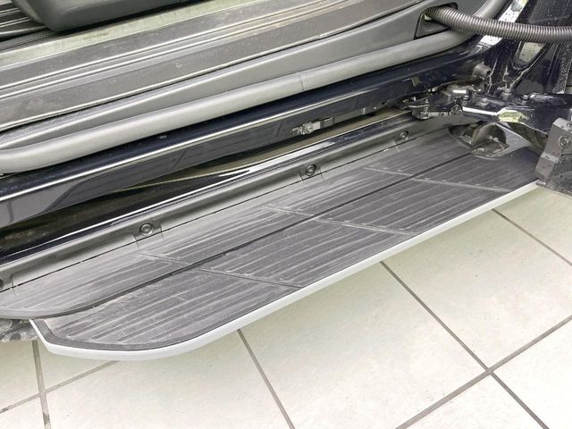 メーカーオプションの【ユニバーサルステップ】を装備。スライドドアと連動したステップにより、小さなお子様の乗り降りがし易くなります♪