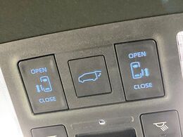 【パワーバックドア】スマートキーや運転席のボタンを押すだけでリアゲートが自動で開閉します！荷物を持っている時や、高い位置にあるバックドアを閉める際に便利な機能です♪