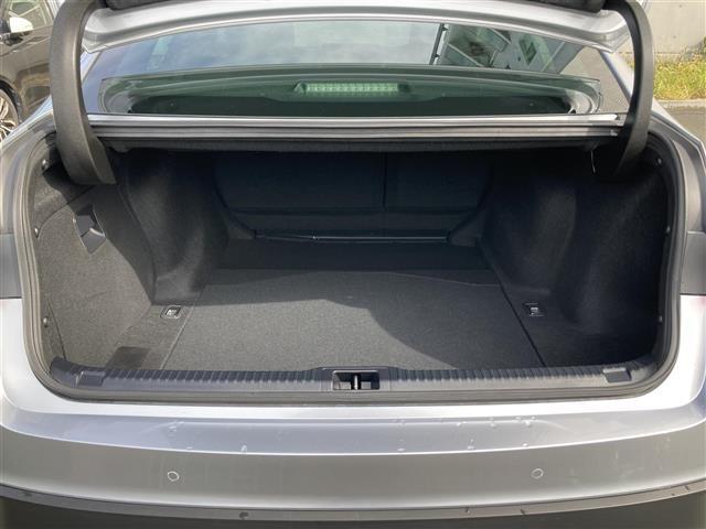 【ラゲッジスペース】リアシートを倒せばこの大容量！！ダンボールなどの大きい荷物も釣り具などの長尺物まで様々載せられそうです！！