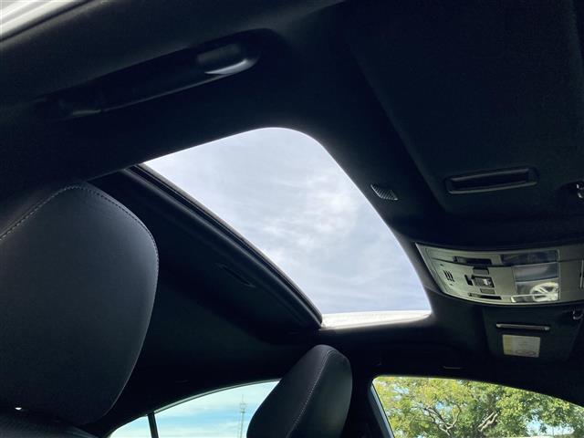 【　サンルーフ　】解放感溢れるサンルーフ♪車内には爽やかな風や太陽の穏やかな光が差し込みます♪