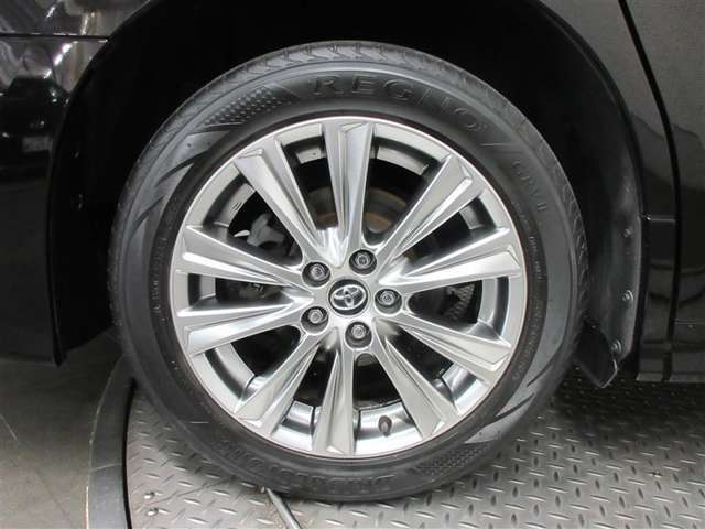 純正アルミホイール。とても精度が高く、走行安定性、デザイン性ともに優れてます。安心してお乗り頂けます。