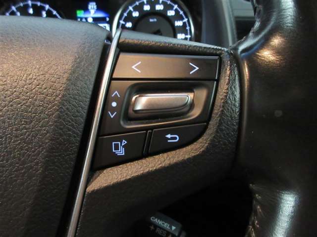 ハンドルに装備されたステアリングスイッチ。主にナビやオーディオと連携して操作出来ます。