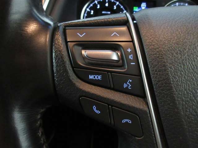 Bluetooth接続で、ハンズフリー通話可能。ステアリングスイッチで手元操作できます。