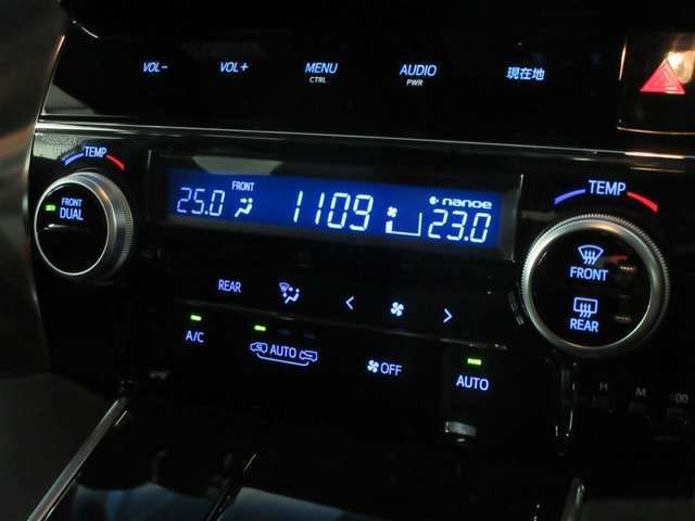 スマートキーシステムはキーをお持ちの方を車がオーナーと判断し、ドアロックの開閉もタッチ＆握るだけ。エンジンスタートはブレーキを踏んでスタートボタンを押すだけ。