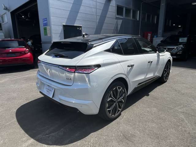内装クリーニングも施しております。内装の綺麗なお車は気持ちが良くオススメさせていただく1つのポイントになっております。