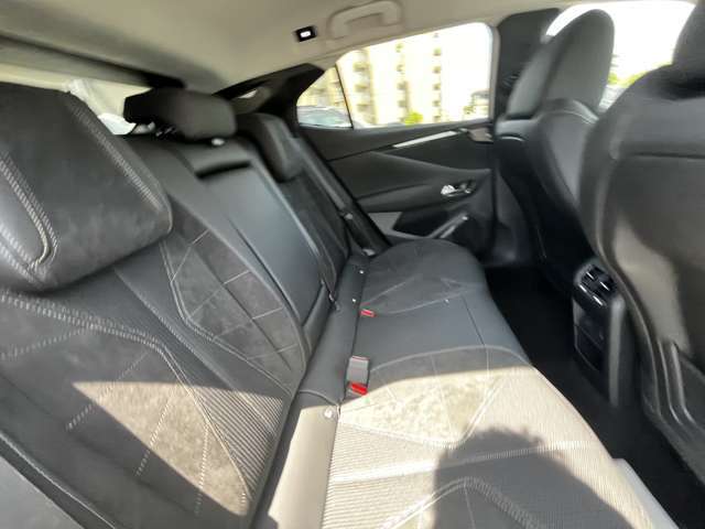 快適なショールームにて、お車選びのお手伝いから、ご購入後の整備待ちまで、ご対応致します。