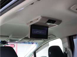 リアフリップダウンモニターも装備しており後部座席の方もお楽しみいただけます♪