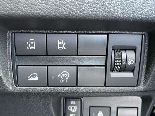 運転席操作部の画像です。店舗にて現車の確認もいただけますので、お電話で在庫のご確認の上是非ご来店くださいませ！！！ワクワクするクルマ選びをご提案します！