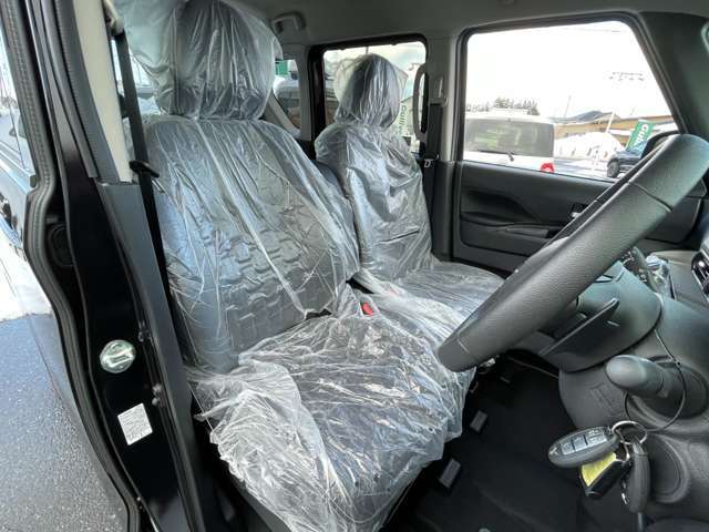 運転席の画像です。店舗にて現車の確認もいただけますので、お電話で在庫のご確認の上是非ご来店くださいませ！！！