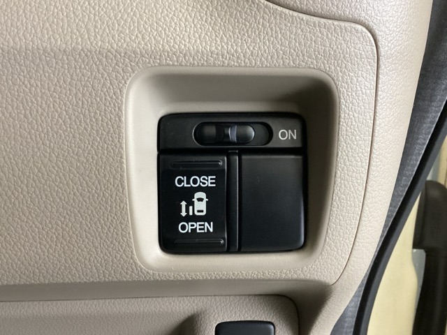 左側電動スライドドアは運転席からでも操作ができるように、ハンドル付近に開閉の操作スイッチが付いています。