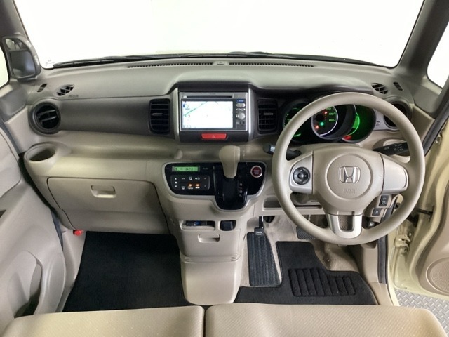 車内は光触媒抗菌消臭施工済です。インパネ周りはスタイリッシュなデザインで機能や装備も充実しています。グローブボックスやカップホルダーのほかにトレーなどたくさんの収納スペースが付いています。