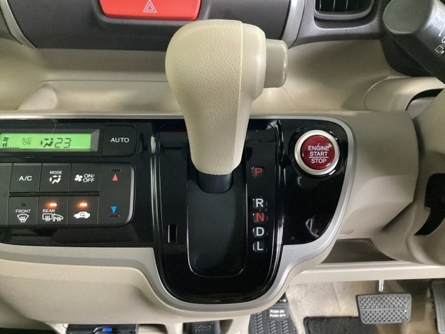 CVT車のセレクトレバーです。低速から高速まで、変速ショックのないスムーズな走りを実現するとともに、エンジン効率のよい領域を維持することで燃費にも貢献します。