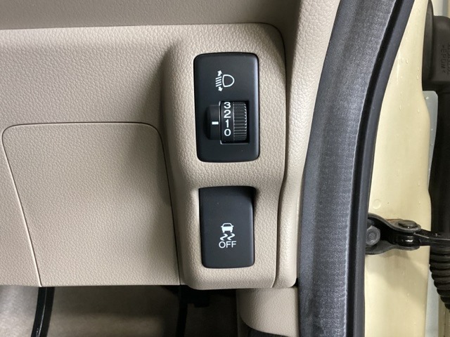 ハンドルの右側にはヘットライトリベライザーと安全装備のVSA解除スイッチなどがついています。ヘッドライトリベライザーは道路状況や積荷の加重に応じてライトの高さを調節できます。