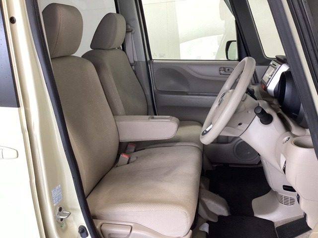 座面も厚みがあり背もたれも高く、広い足元にゆったり座れるシートです。運転席と助手席の間が空いている為、助手席側への移動がスムーズです。交通量の多い道でも助手席側から乗り降りができます。