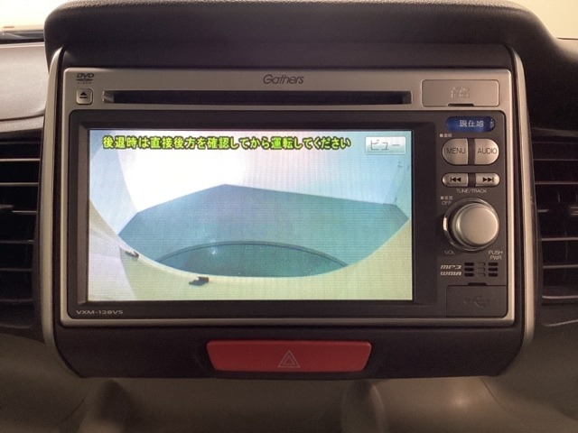 ギヤをR（バック）に入れるとナビの画面に後ろの映像が映るリアカメラ付です。後退時、コンディションが悪い視界でもカラーバックモニターがドライバーをサポートします。