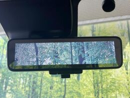 【インテリジェントルームミラー】後席の大きな荷物や同乗者で後方が確認しづらい時でも安心！カメラが撮影した車両後方の映像をルームミラー内に表示。クリアな視界で状況の確認が可能です！