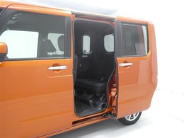【両側パワースライドドア】両側パワースライドドア付きだから、狭い駐車スペースなどでの 乗り降りラクラク！小さなお子さまのいるご家庭には嬉しい装備。