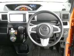 【徹底洗浄クリーニング実施済】運転席からの視界はこんな感じです☆お気軽にご来店いただき、実際に座って是非お確かめください。ドライバーに寄り添う快適な操作フィールをもたらすステアリングです。