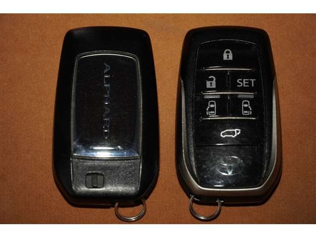 【スマートキー】　カバンやポケットに入れたままでドアの施錠、開錠、エンジンスタートが可能です。