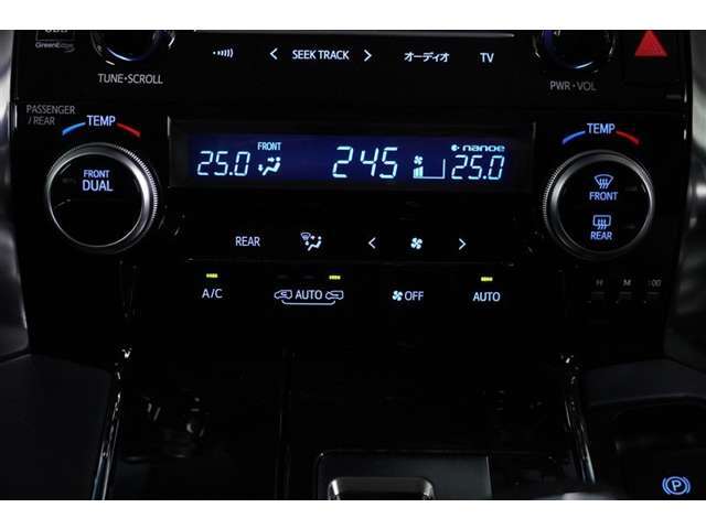 【エアコン】　各操作スイッチなども使いやすい位置に配置されています。