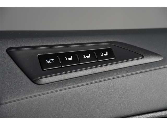 【シートメモリー】　シートポジションを記憶できるので大変便利です。