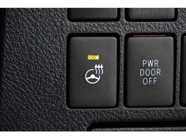 【ステアリングヒーター】　冬のドライブも手のひらから温めます。