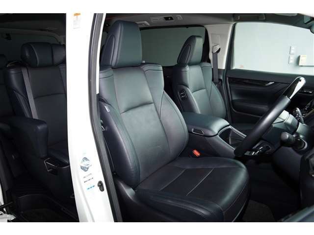 【前席】　シート下まで徹底洗浄。消臭・除菌実施済みです。