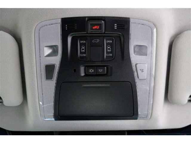 【パワースライドドアスイッチ】　スライドドアをスイッチで一つで開閉。