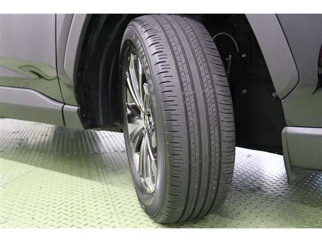 タイヤサイズ　225/60R18。車の雰囲気に合ったタフデザインの純正アルミホイールを装着しています。足元を引き締めてくれ、しっかりした走りも楽しめますよ。