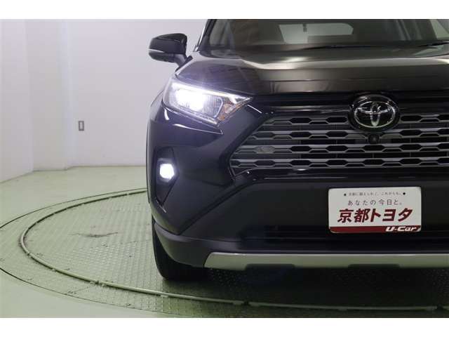 存在感のあるワイドなヘッドライトは環境に優しく経済的なLEDです。周囲の明るさを感知して点灯・消灯するオートライト搭載。オートハイビーム機能も搭載していますので面倒なヘッドライトの切替えは不要です。