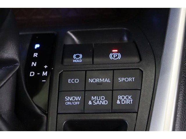 燃費優先のECO、走りと燃費のバランスにすぐれたNORMAL、すぐれた加速を発揮するSPORT。気分や走行状況に合わせて走りを選べます。雪道発進時の強い味方SNOWへの切替えも備えています。