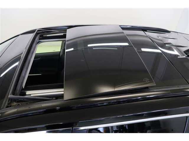 爽やかな風と光を呼び込み、車内が明るく開放感あふれる印象になるパノラマムーンルーフを装備しています。電動サンシェードが直射日光をガードし、さらに、挟み込み防止機能付で開閉時の安全性にも配慮されています