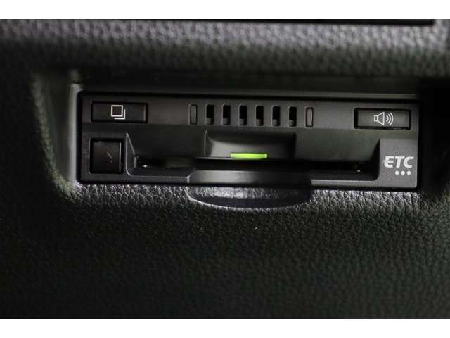ボイスタイプのETC搭載。高速道路出入口もスマートに通過！　今やマストアイテムですね。納車前には使用できるようにセットアップをさせていただきます。ETCカードの取扱もしておりますのでご相談ください。