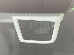 【アイサイト】合計3つの広角・広角カメラ、レーダーを組み合わせ、衝突の危険があるときのブレーキ制御はもちろん、万が一の際にはハンドル制御もサポートします！