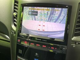 【バックカメラ】駐車時に後方がリアルタイム映像で確認できます。大型商業施設や立体駐車場での駐車時や、夜間のバック時に大活躍！運転スキルに関わらず、今や必須となった装備のひとつです！